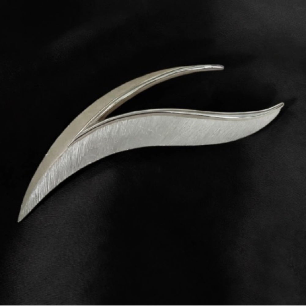 “VTG” CROWN TRIFARI “Signed” Abstract Brushed Silver Tone Leaf Brooch